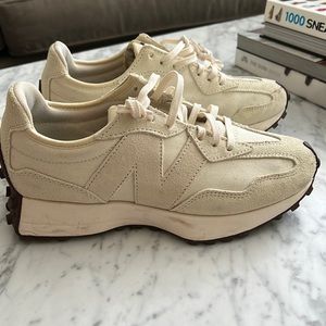 New Balance 327 Size 9 Womens
